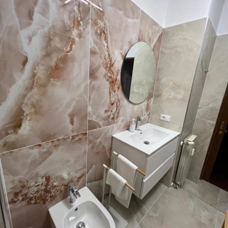 Roman Forum Holiday Termini - Camera Matrimoniale con Bagno in Comune - 6