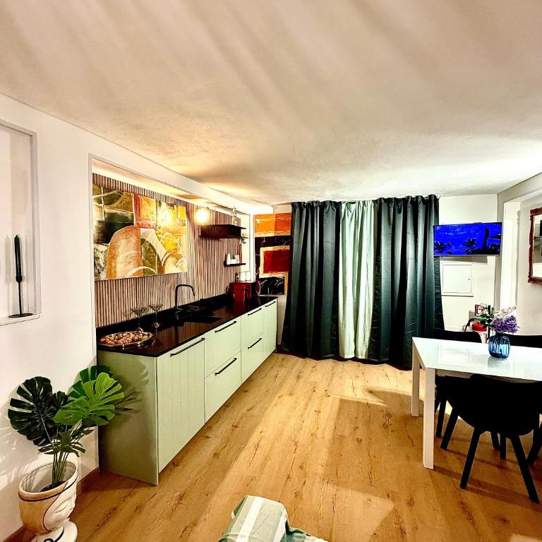 Empathy Suite - One-Bedroom House - 1
