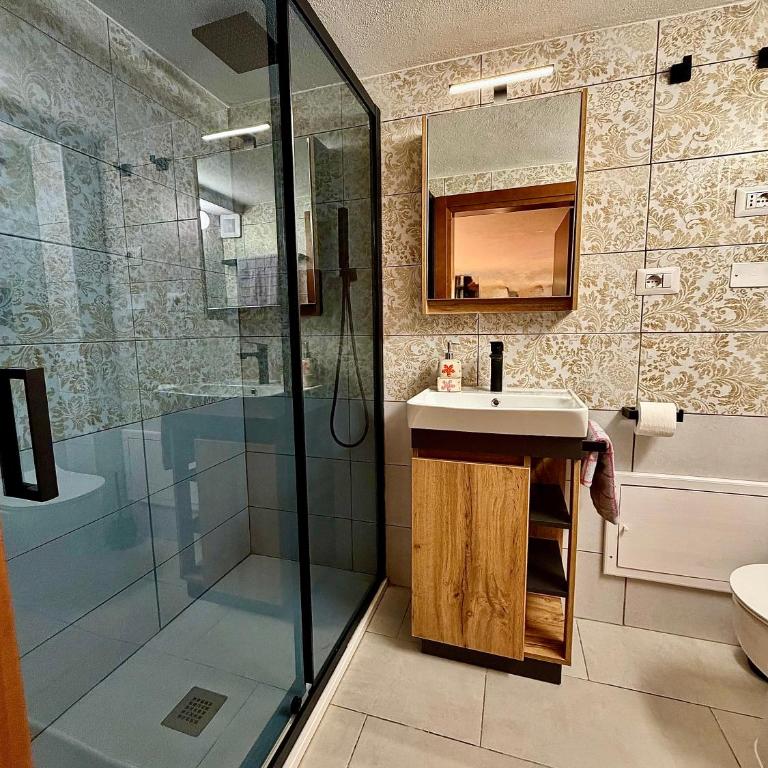 Empathy Suite - One-Bedroom House - 9