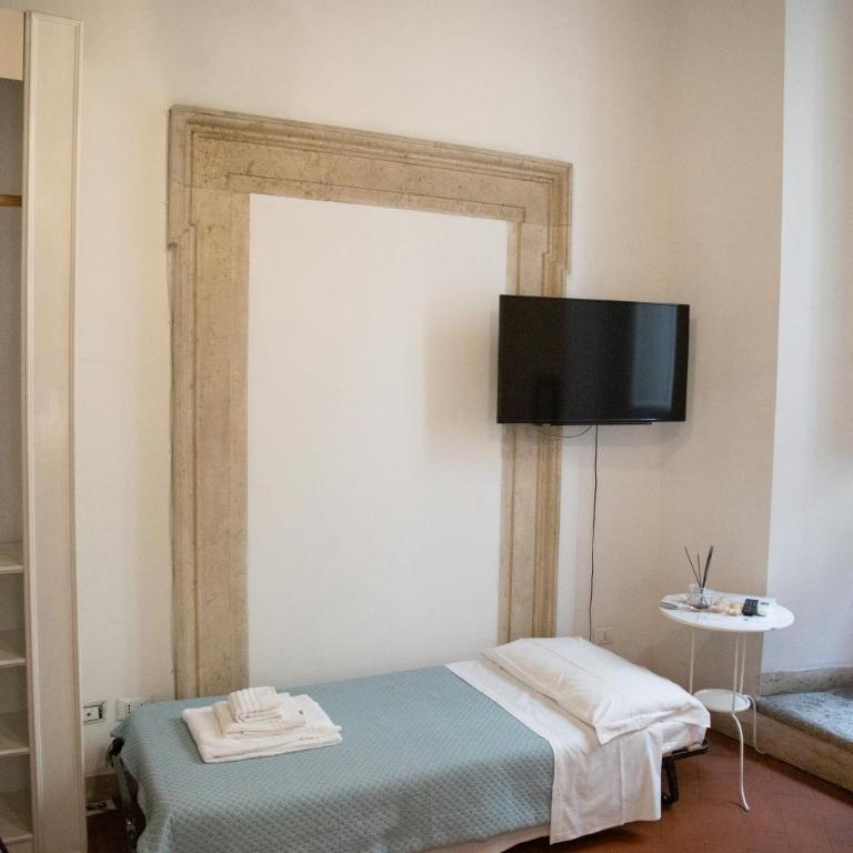 Flowers Apartments Rome City Center - Camera Tripla Classic - Edificio Separato - 8