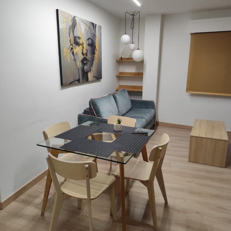 Apartamentos El Pilar - Habitación con cama grande - 10