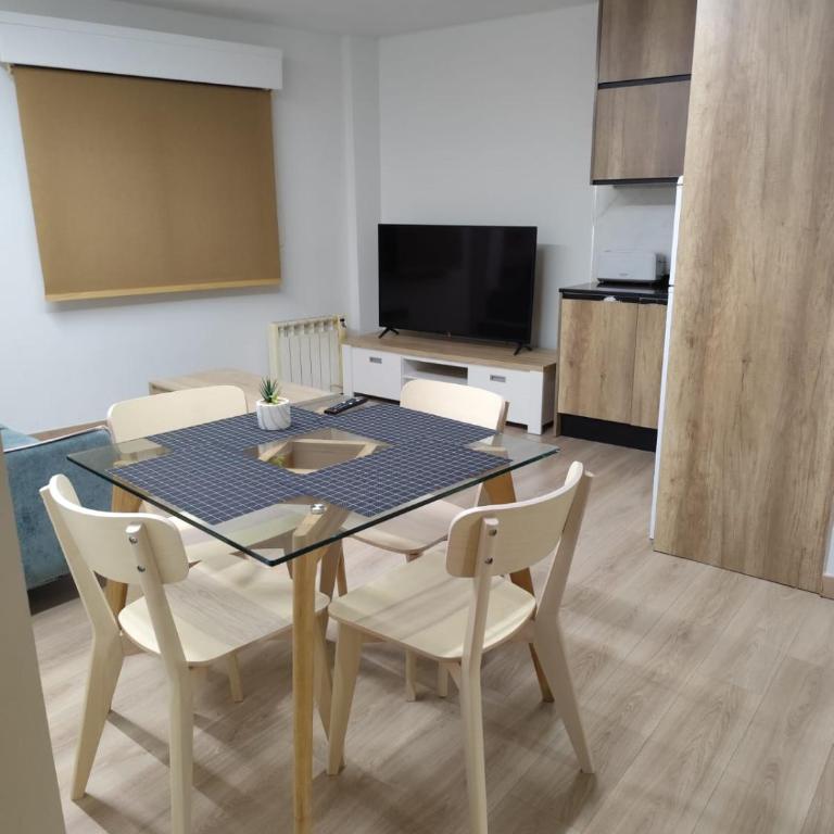 Apartamentos El Pilar - Habitación con cama grande - 12