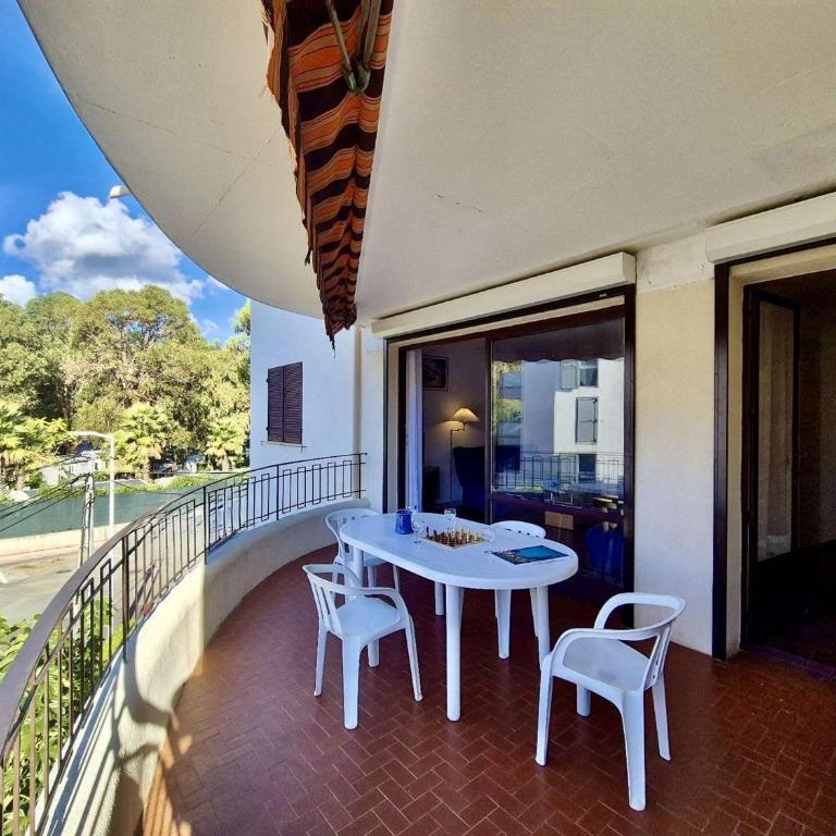 Appartement Familial 3 Pièces, Terrasse et Parking, Proche Plage et Commerces - Cavalaire - FR-1-226B-193 - Appartement - 1