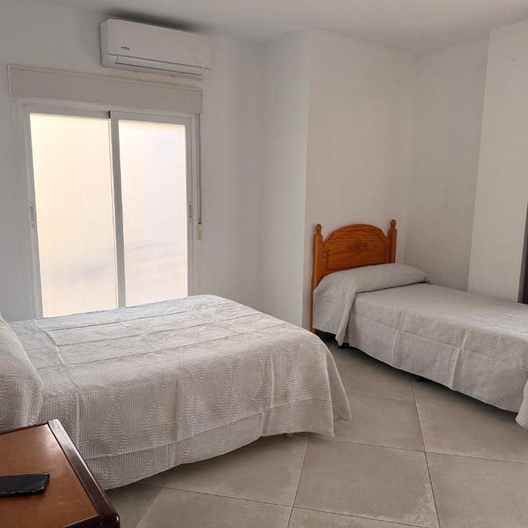 Habitación Doble con Aire cerca de la Playa - Habitación Doble con balcón - 2 camas - 8