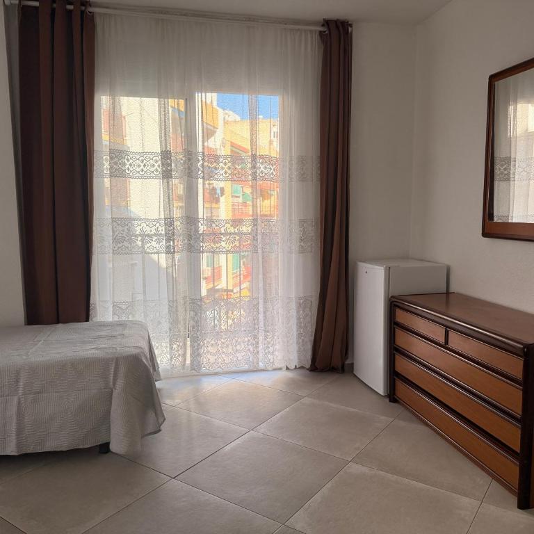Habitación Doble con Aire cerca de la Playa - Habitación Doble con balcón - 2 camas - 7