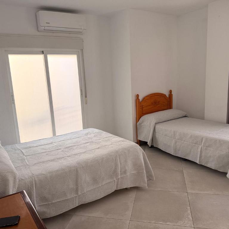 Habitación Doble con Aire cerca de la Playa - Habitación Doble con balcón - 2 camas - 1