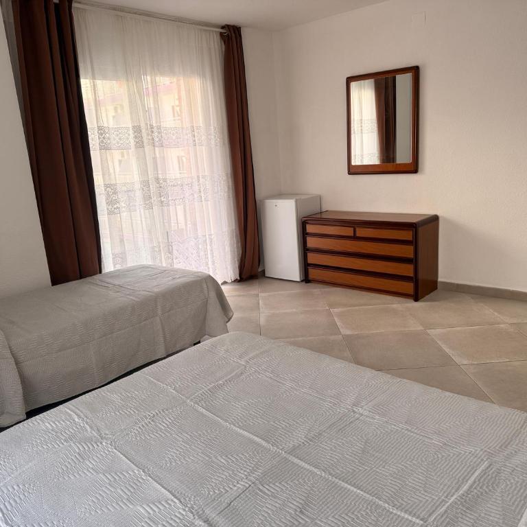 Habitación Doble con Aire cerca de la Playa - Habitación Doble con balcón - 2 camas - 9