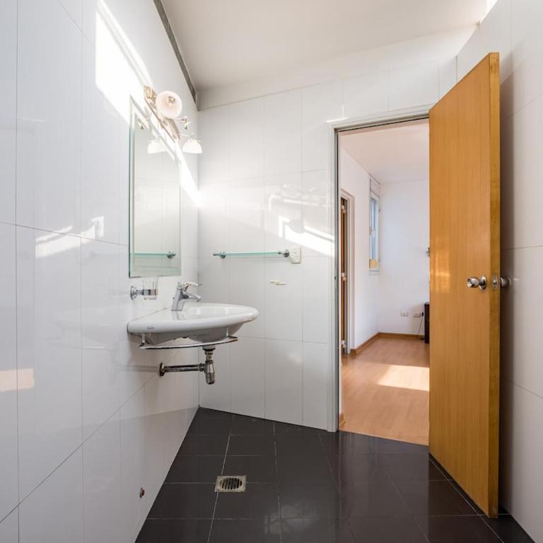 Casa moderna en ciudad de Mendoza - Three-Bedroom House - 36