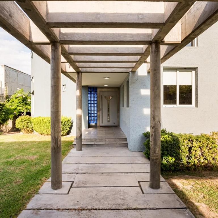 Casa moderna en ciudad de Mendoza - Three-Bedroom House - 40