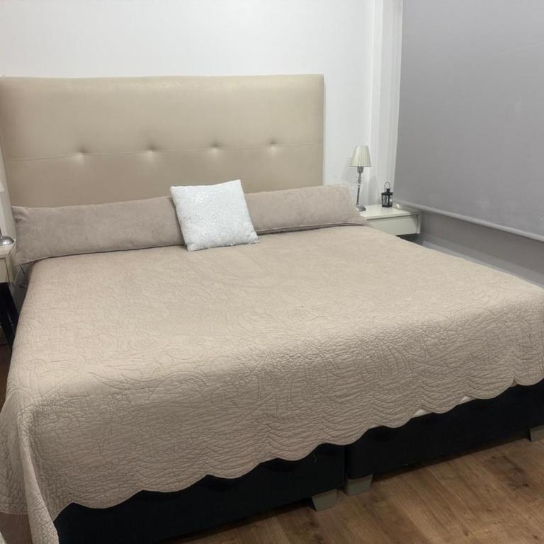 alquiler departamento por dia semana mes en Almagro a pasos de Avenida Corrientes hasta 2 personas comodas wifi balcon Se solicita Seña y Número de contacto - Apartamento de 1 dormitorio - 4