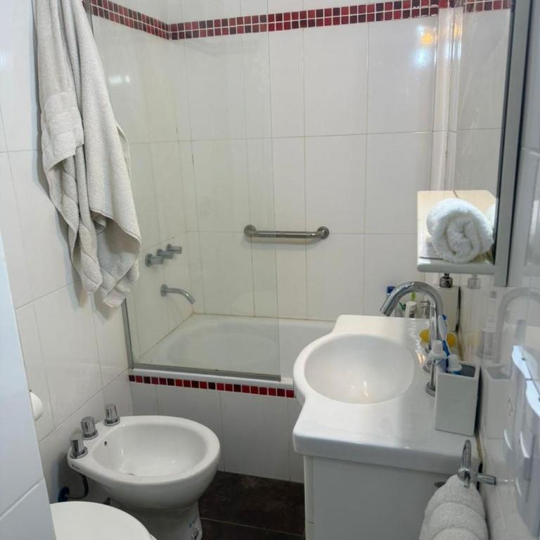 alquiler departamento por dia semana mes en Almagro a pasos de Avenida Corrientes hasta 2 personas comodas wifi balcon Se solicita Seña y Número de contacto - Apartamento de 1 dormitorio - 10