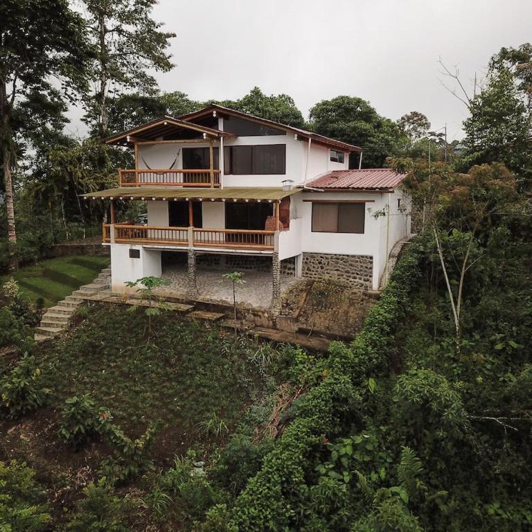 Beautiful house surrounded by nature to relax - Four-Bedroom House - 1