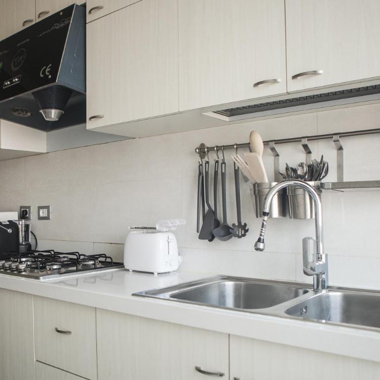 Alloggio ampio a 15 minuti dal centro - Three-Bedroom Premium Apartment with Balcony - 4