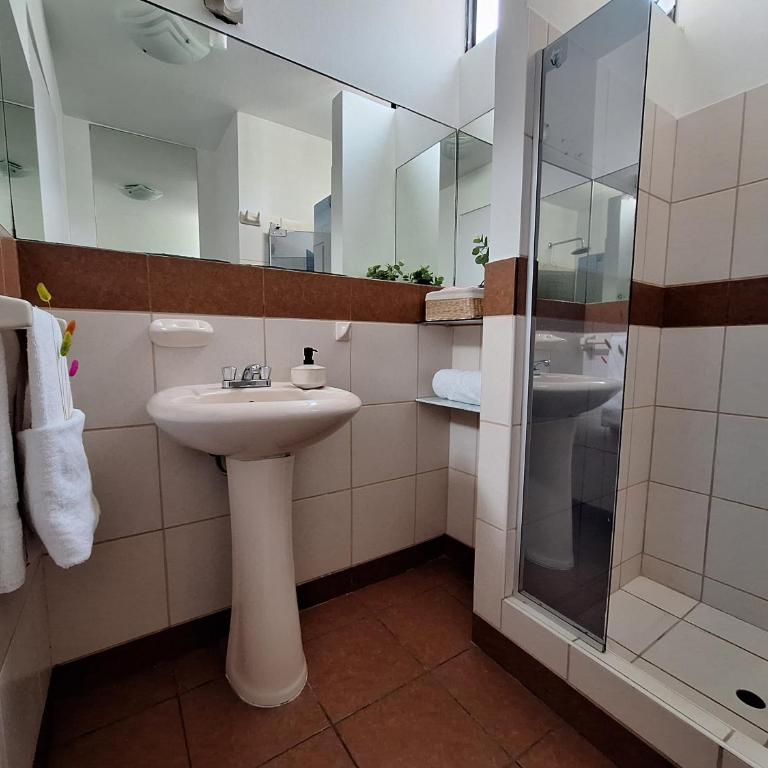 Miraflores - Dormitorio en Departamento compartido Baño Exclusivo Externo - Habitación Doble con baño privado - 13