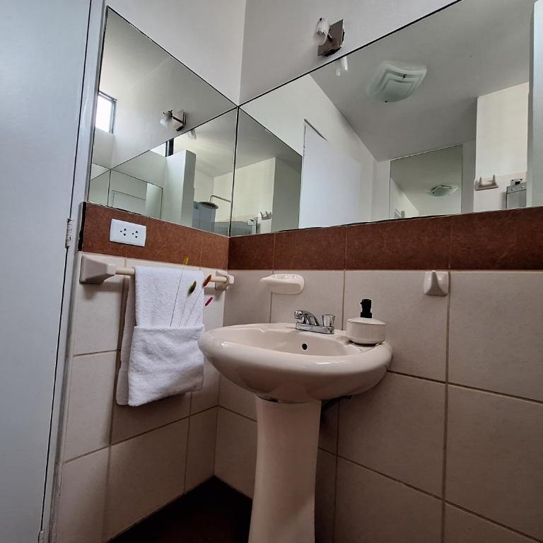 Miraflores - Dormitorio en Departamento compartido Baño Exclusivo Externo - Habitación Doble con baño privado - 15