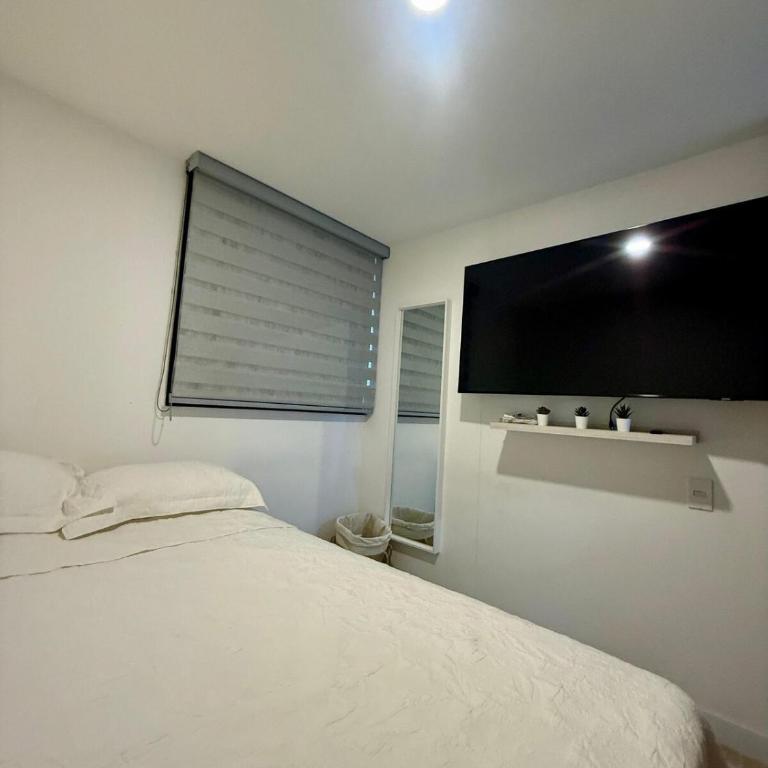 Eternal Springs 8pp, 3br, 2bt, 3acs, Pool, Jacuzzi - Three-Bedroom Apartment - High Floor - 9