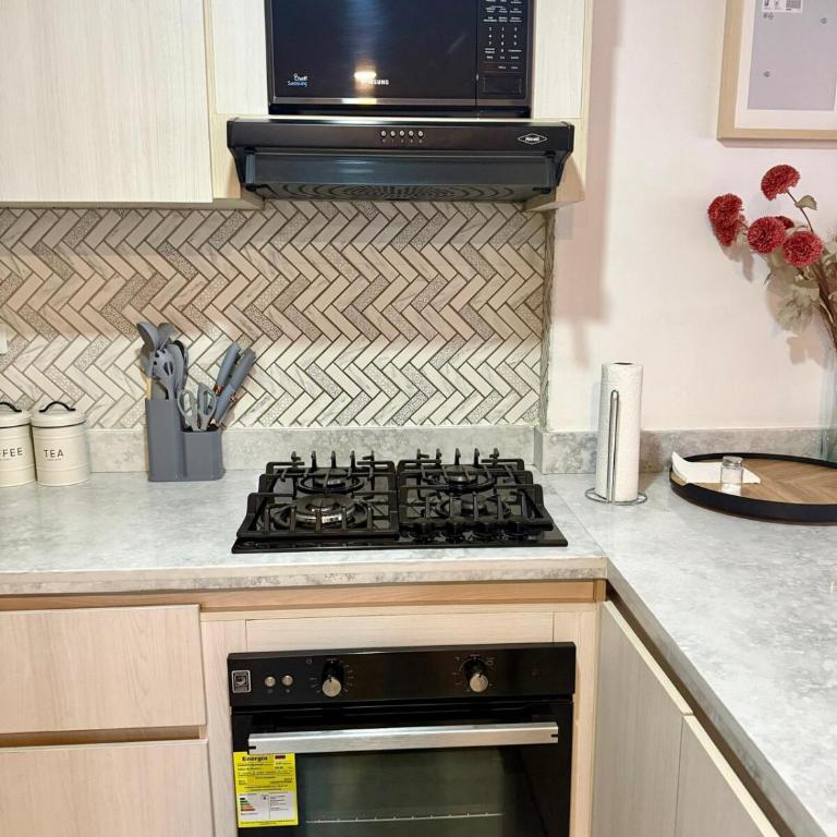 Eternal Springs 8pp, 3br, 2bt, 3acs, Pool, Jacuzzi - Three-Bedroom Apartment - High Floor - 23