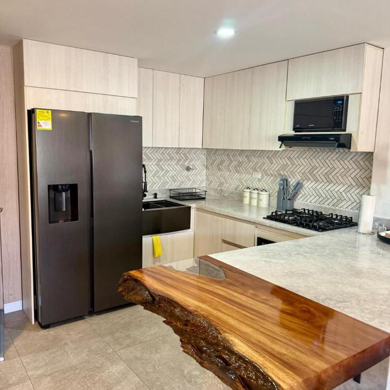 Eternal Springs 8pp, 3br, 2bt, 3acs, Pool, Jacuzzi - Three-Bedroom Apartment - High Floor - 29