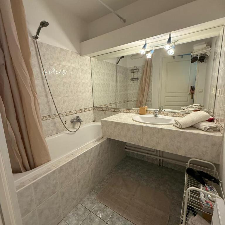 Bright & Calm 50qm - 10 min Antibes - 15 min Cannes - Pool & Tennis - Appartement 1 Chambre - 35