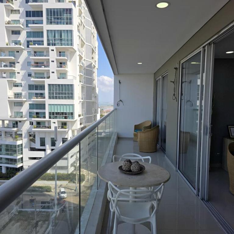 Apartamento increible en cartagena a pocos metros del mar - Three-Bedroom Apartment - 30