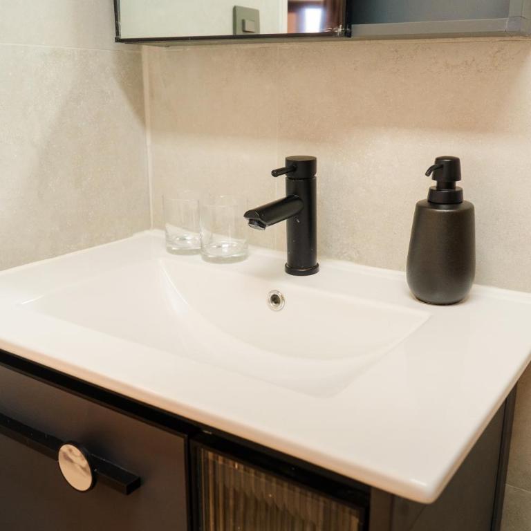 Urbanluxrent - One-Bedroom Apartment - 10