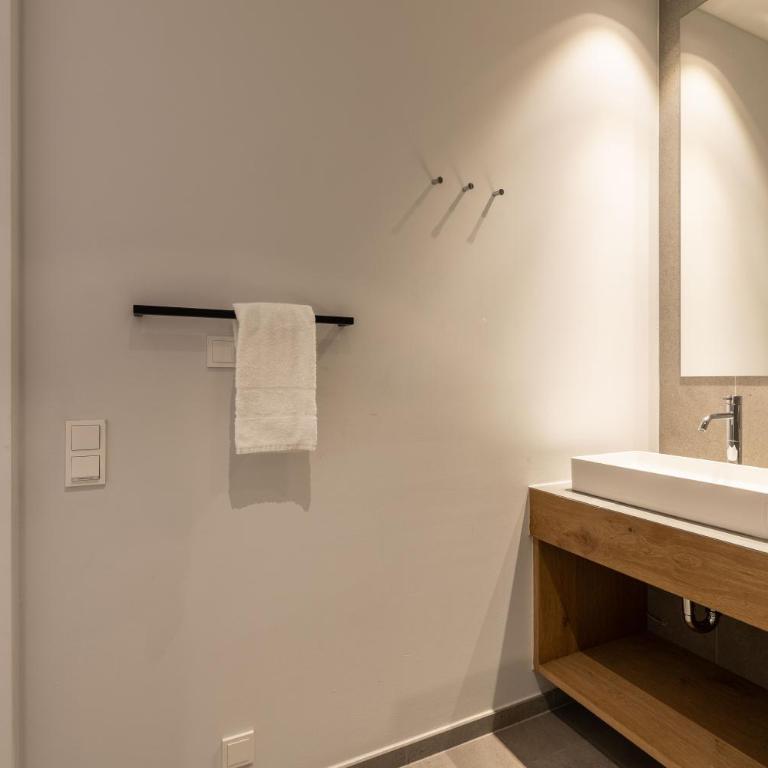 Seehotel Bellevue by keyone - Standard Doppel-/Zweibettzimmer mit Balkon - 7