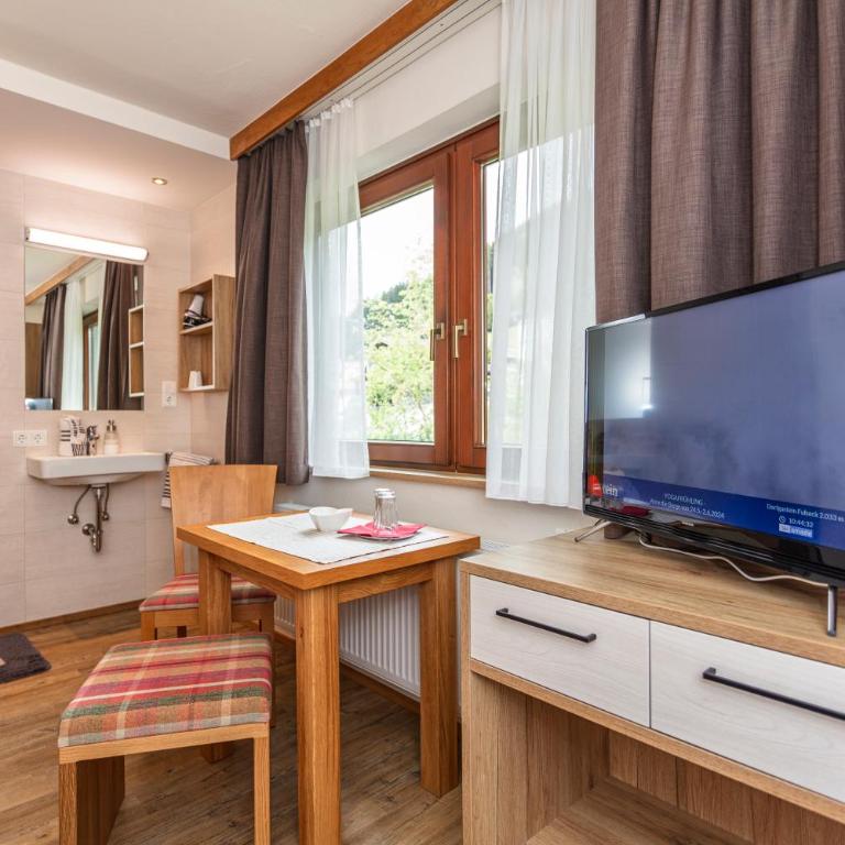 Hölzl Bed & Breakfast - Einzelzimmer mit Gemeinschafts-WC - 1