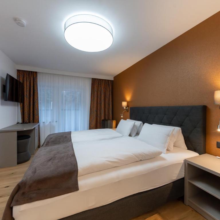 Haus Bergkastelblick - Doppelzimmer mit Balkon - 1