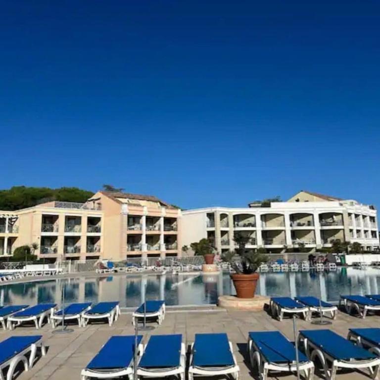 Vue mer piscine parking tennis 4 personnes - Apartment mit 1 Schlafzimmer, Meerblick und Terrasse - 24