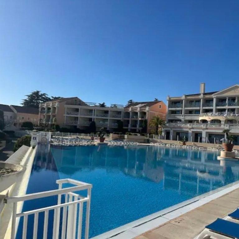 Vue mer piscine parking tennis 4 personnes - Apartment mit 1 Schlafzimmer, Meerblick und Terrasse - 33