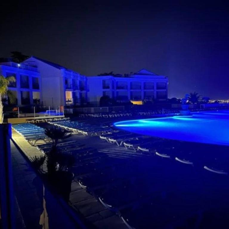 Vue mer piscine parking tennis 4 personnes - Apartment mit 1 Schlafzimmer, Meerblick und Terrasse - 39