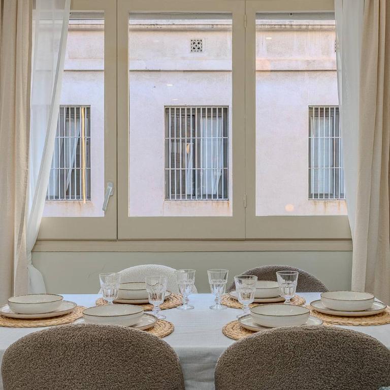 Bright Apartment in Barcelona - Three-Bedroom Apartment - 7