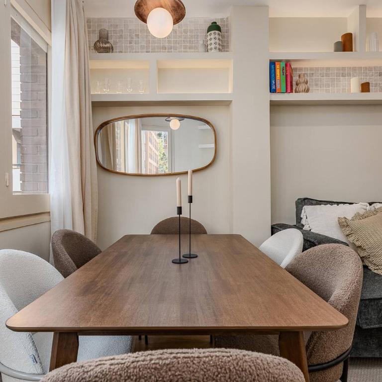 Bright Apartment in Barcelona - Three-Bedroom Apartment - 8
