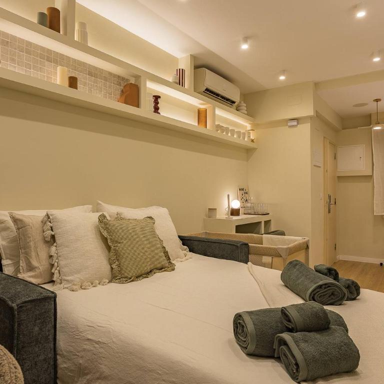 Bright Apartment in Barcelona - Three-Bedroom Apartment - 3