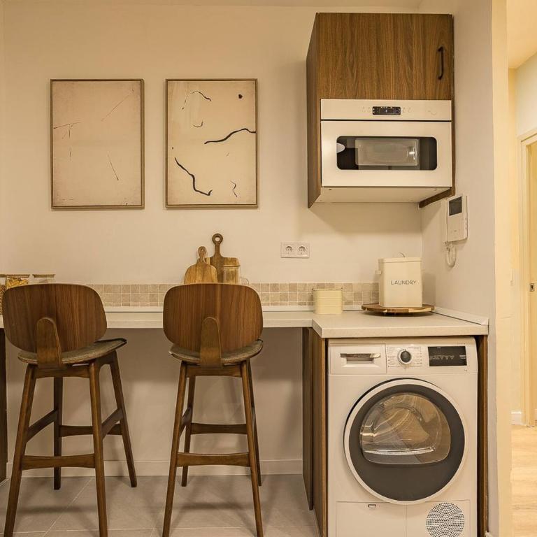 Bright Apartment in Barcelona - Three-Bedroom Apartment - 13