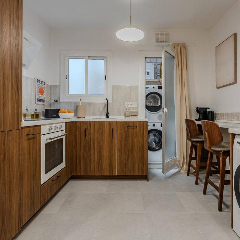 Bright Apartment in Barcelona - Three-Bedroom Apartment - 12