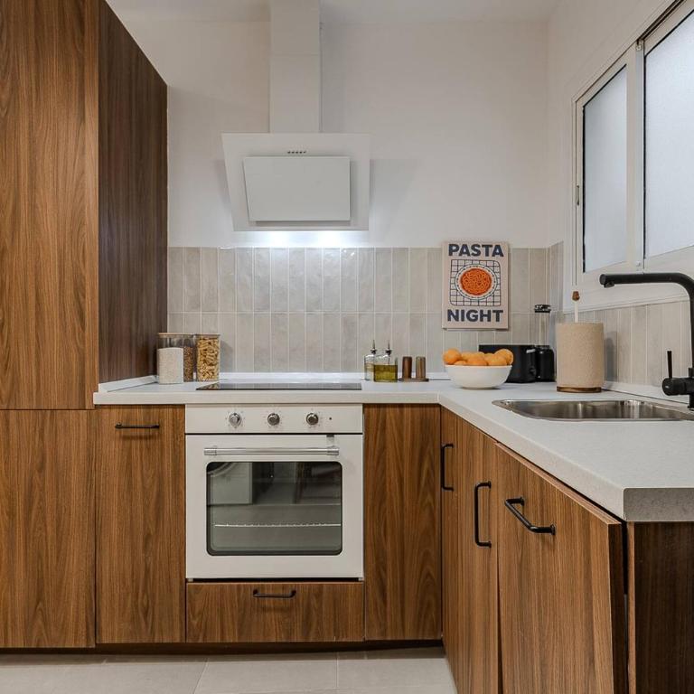 Bright Apartment in Barcelona - Three-Bedroom Apartment - 11