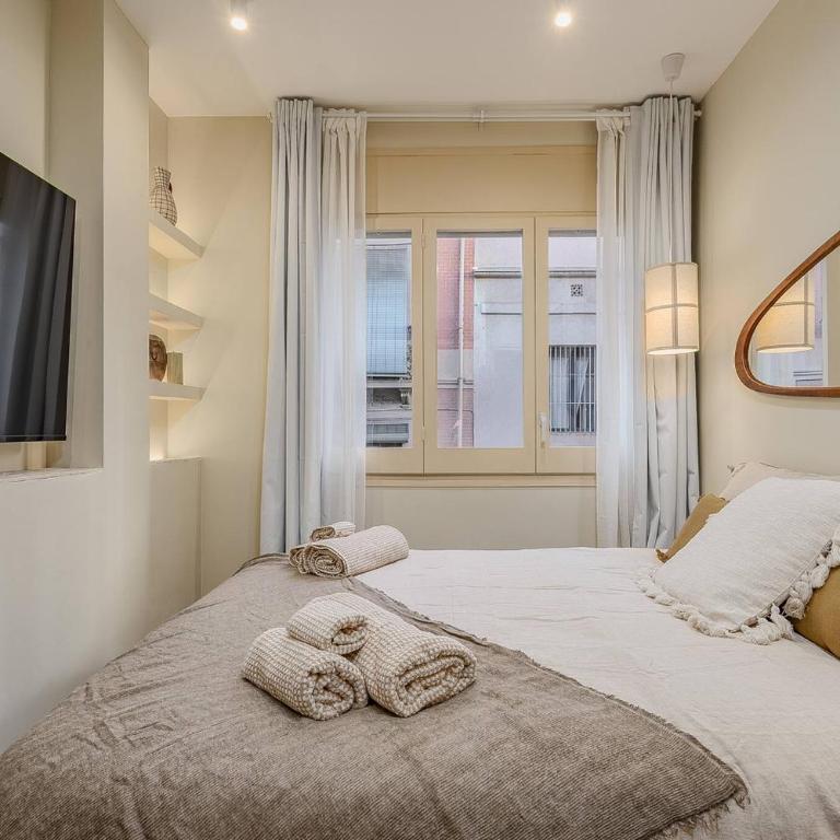 Bright Apartment in Barcelona - Three-Bedroom Apartment - 16