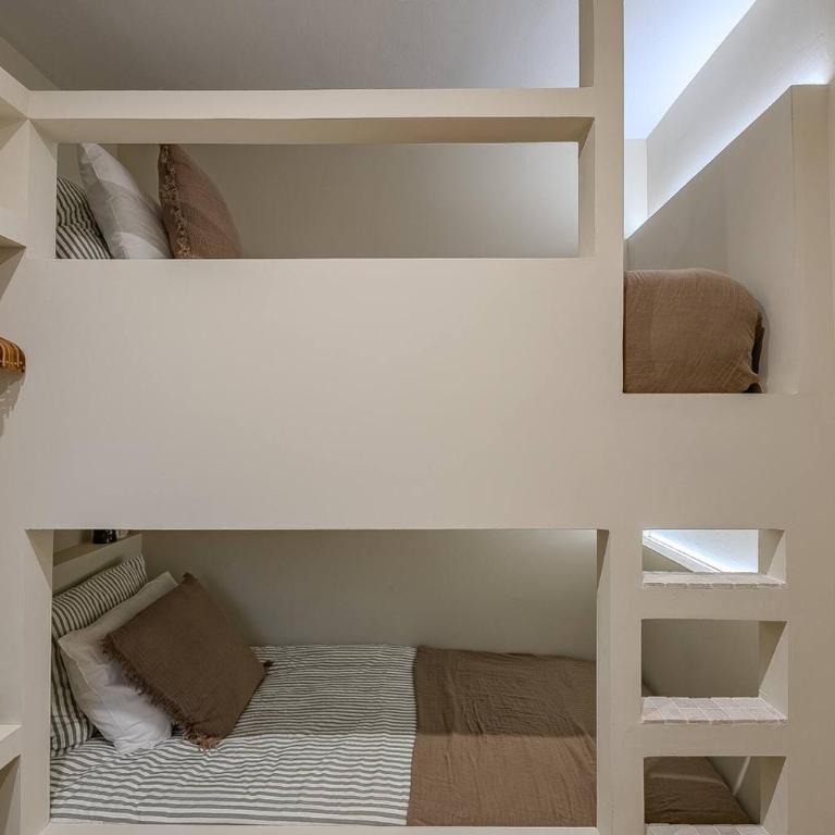 Bright Apartment in Barcelona - Three-Bedroom Apartment - 23