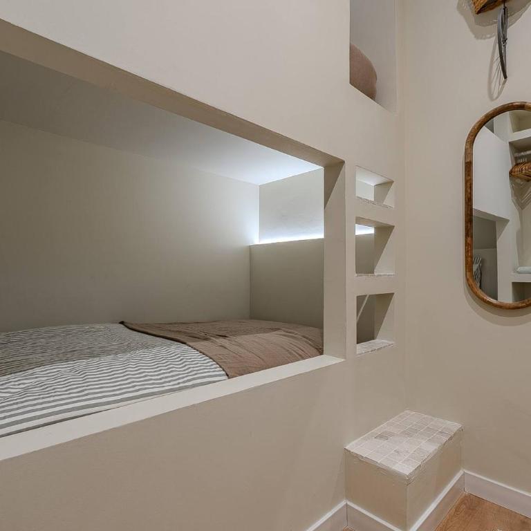 Bright Apartment in Barcelona - Three-Bedroom Apartment - 25