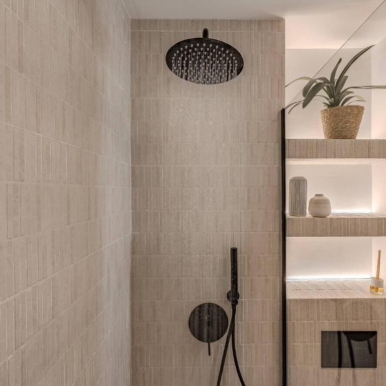 Bright Apartment in Barcelona - Three-Bedroom Apartment - 27