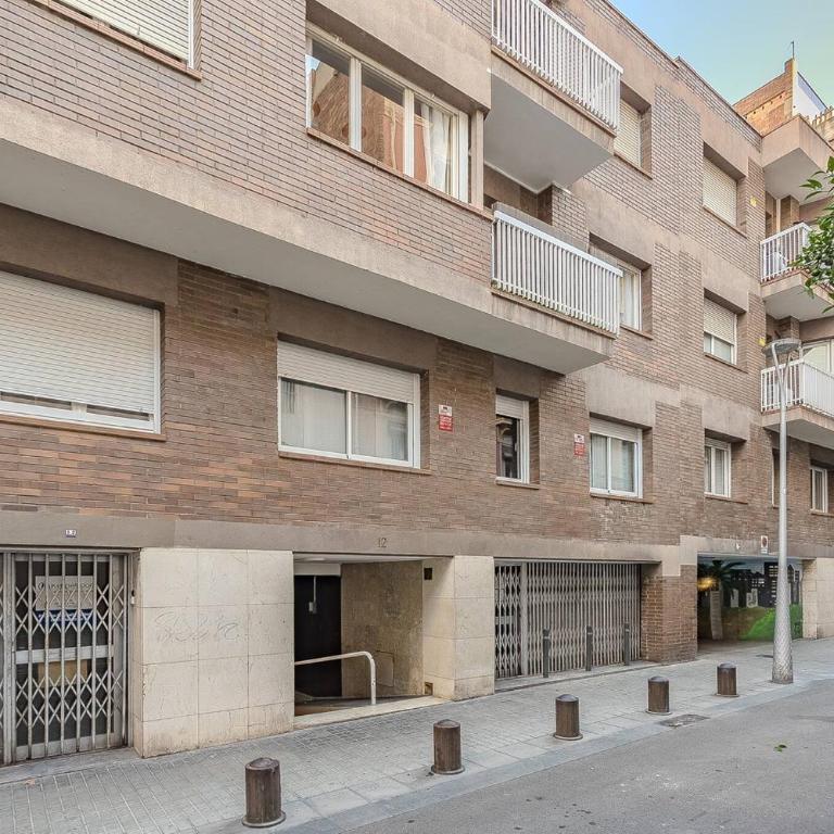 Bright Apartment in Barcelona - Three-Bedroom Apartment - 31