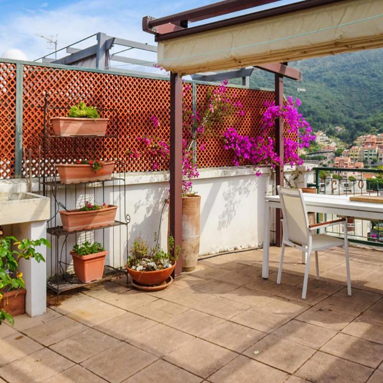 Lisa's Stylish Top Floor Flat & Double Pool - Two-Bedroom Apartment - 3
