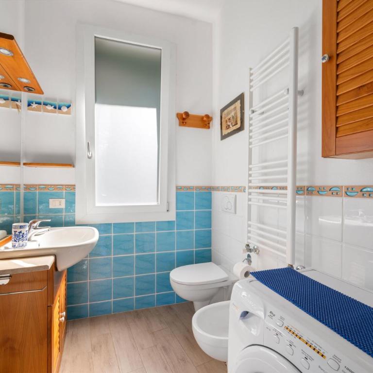 Lisa's Stylish Top Floor Flat & Double Pool - Two-Bedroom Apartment - 25