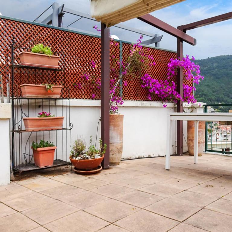 Lisa's Stylish Top Floor Flat & Double Pool - Two-Bedroom Apartment - 6