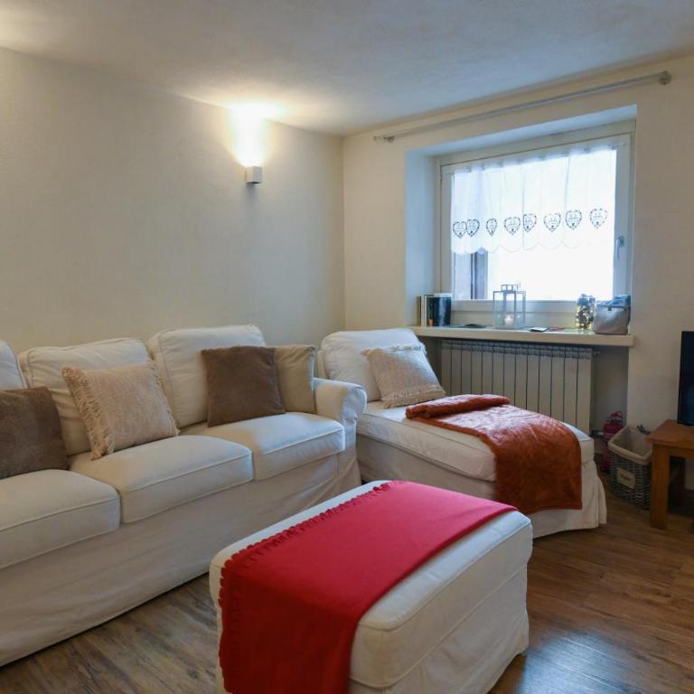 Sant'Orso Cozy Home - Two-Bedroom Apartment with Mountain View - 9