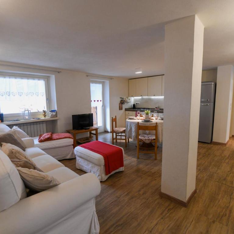 Sant'Orso Cozy Home - Two-Bedroom Apartment with Mountain View - 4