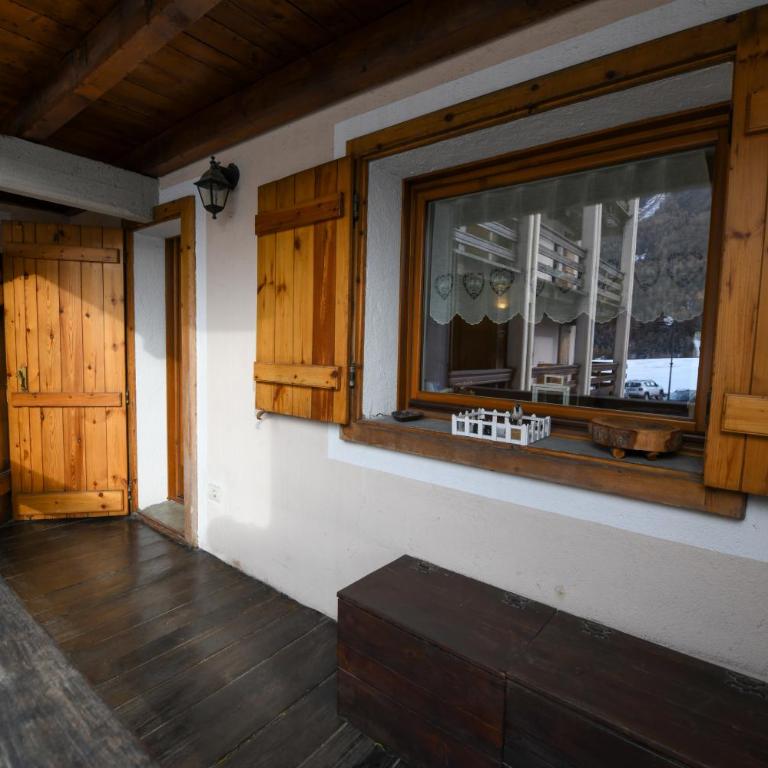 Sant'Orso Cozy Home - Two-Bedroom Apartment with Mountain View - 17