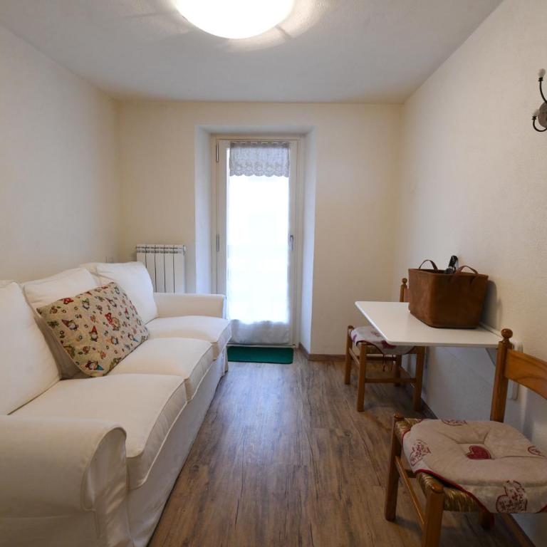 Sant'Orso Cozy Home - Two-Bedroom Apartment with Mountain View - 22