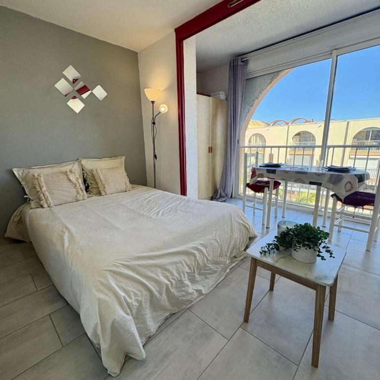 Studio à deux pas du port avec piscine - Studio - Vue sur Piscine - 10